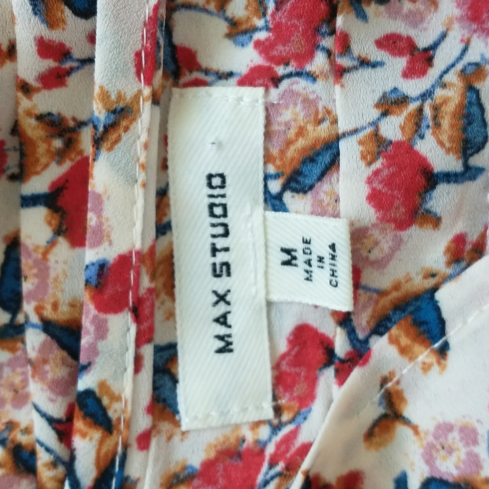 Max Studio short flutter sleeve v-neck blouse red cream blue floral  size M - Picture 7 of 7